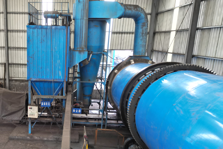 低溫蒸汽余熱煤泥烘干機(jī)采用內(nèi)熱式蒸汽回轉(zhuǎn)干燥機(jī)對(duì)濕煤泥進(jìn)行間接干燥，無(wú)三廢產(chǎn)生，節(jié)能環(huán)保，綠色高效，干燥環(huán)境安全。