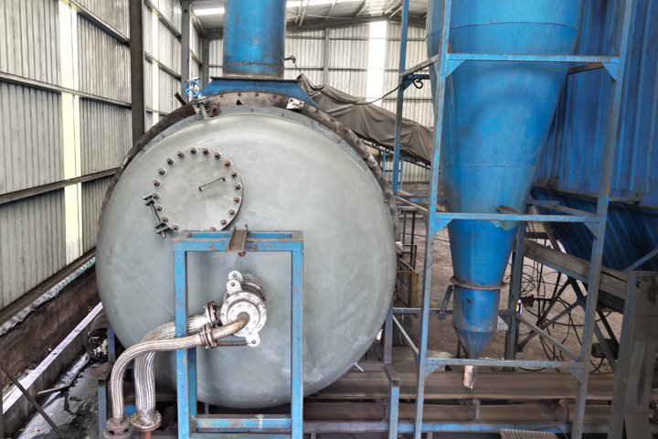 低溫蒸汽余熱煤泥烘干機(jī)采用內(nèi)熱式蒸汽回轉(zhuǎn)干燥機(jī)對(duì)濕煤泥進(jìn)行間接干燥，無(wú)三廢產(chǎn)生，節(jié)能環(huán)保，綠色高效，干燥環(huán)境安全。