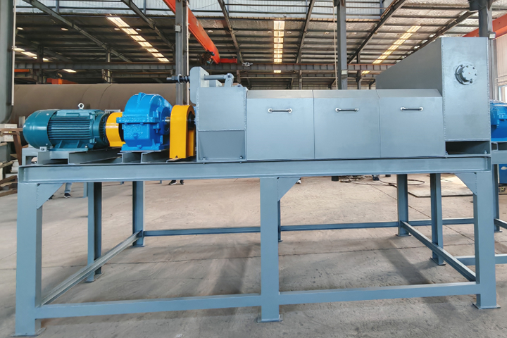 三軸螺旋擠壓脫水機是我司在雙軸螺旋擠壓脫水機基礎上推出的新型脫水設備，采用三螺旋軸擠壓結構。