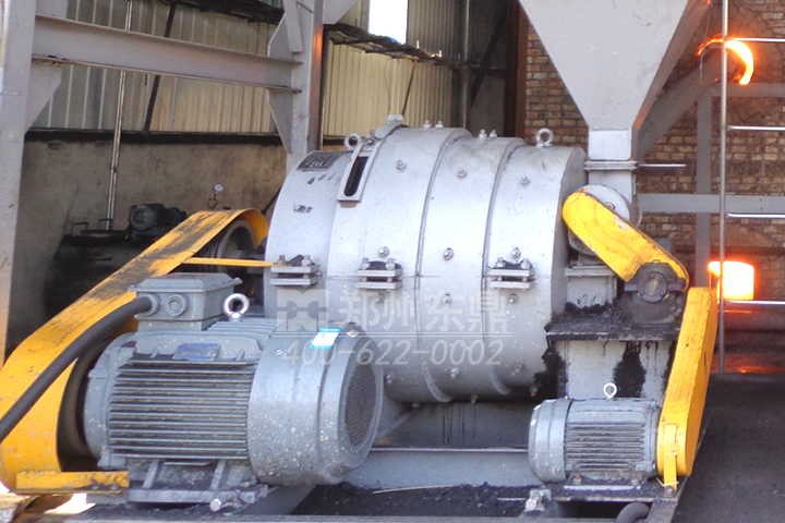 磨煤噴粉機(jī)是我公司煤粉燃燒爐產(chǎn)品的重要配件，起到對(duì)原料煤破磨制粉及送粉的作用，磨煤機(jī)主要由供煤系統(tǒng)、粉碎系統(tǒng)及送粉系統(tǒng)組成。供煤系統(tǒng)由安全網(wǎng)、料斗、絞龍箱及調(diào)速電機(jī)（MP